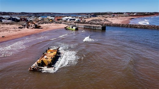 Race is on to move overturned dredge before start of P.E.I.’s spring lobster season