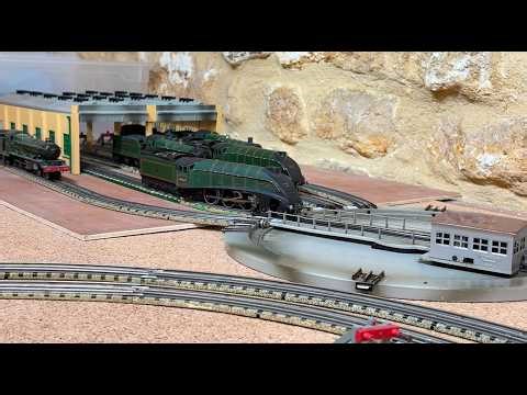 DCC-controlled Marklin 7186 Turntable on a Hornby Dublo layout.