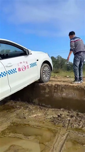 A Series Of Actions As Fierce As A Tiger, But The Experienced Driver Crashed #automobile