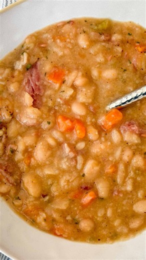 Old-Fashioned Ham and Bean Soup | Just Like Mom Made ❤️ #HamAndBeanSoup #souprecipe