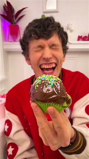 Cupcake Chaos: The Sweetest Surprise! 🎉