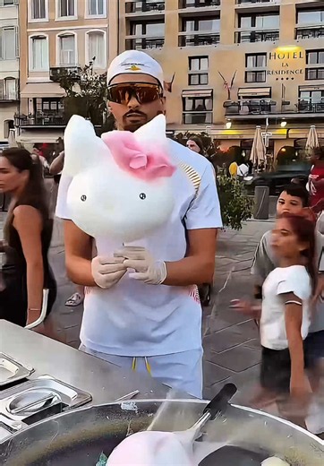 Hello Kitty cotton candy in Marseille — pink barbe à papa idea