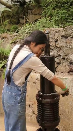 Girl Repairs Crawler Motor, Full Of Power_Linguoer