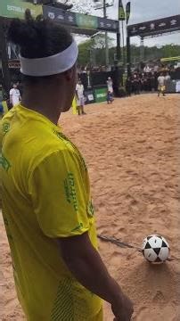 ¡RONALDINHO TIENE 45 AÑOS Y SE INVENTA ESTO! ALUCINA CON LO QUE HACE EN EL 1:05