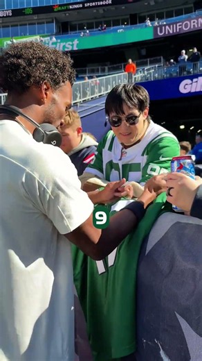G5 is a man of the people 🤩 #jets #nfl #football #garrettwilson