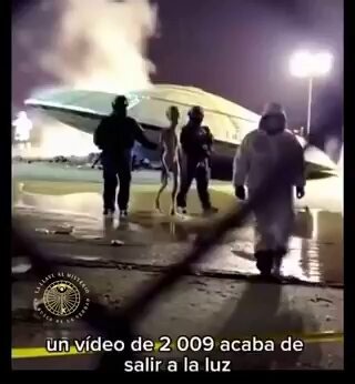 👽 WHAT IF THIS CHANGES EVERYTHING? 🛸In this UNEDITED video from 2009, leaked TODAY, an alien specimen is seen being escorted by the Army right after the crash of its ship.Scientists analyzing the scene… the first contact in history captured on camera.