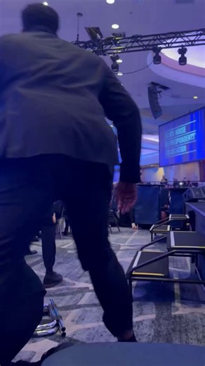 Did Kennedy leave his wife behind because of protocol?People are discussing a moment from the Trump event: after shots were fired, Secret Service agents surrounded Robert F. Kennedy Jr. and led him out.His wife had to run after them on her own — by protocol, they evacuate the protected person first.