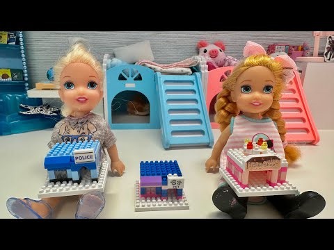 Building with blocks with Elsa and Anna toddlers and their friends