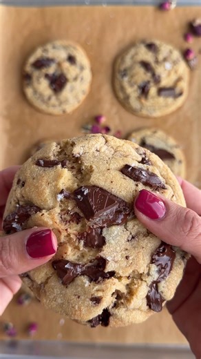 The Best Chewy Chocolate Chip Cookies #chocolatechipcookies #cookies #dessert #holidaybaking #fooddolls | Food Dolls