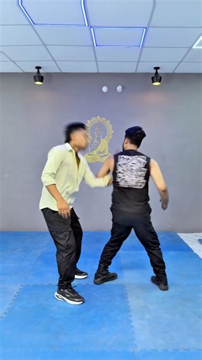 2 Steps to Defend Yourself Effectively💥. #shorts #selfdefense #elbowstrike