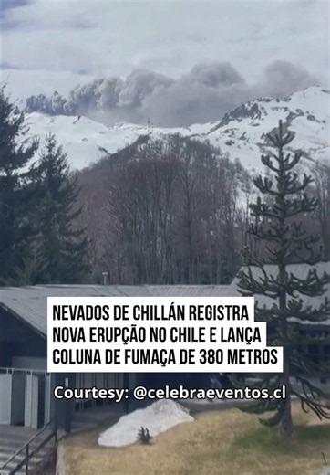 🌋 COLUNA DE FUMAÇA O complexo vulcânico #NevadosdeChillán, localizado na Região de Ñuble, no #Chile, registrou um novo pulso eruptivo nesta sexta-feira (18/9). O fenômeno gerou uma coluna com alto teor de material #piroclástico que atingiu cerca de 380 metros de altura acima da cratera. De acordo com o Serviço Nacional de Geologia e Mineração do Chile (Sernageomin), o material expelido dispersou-se na direção sul. Registros em vídeo capturados por testemunhas mostram uma densa pluma de fumaça s