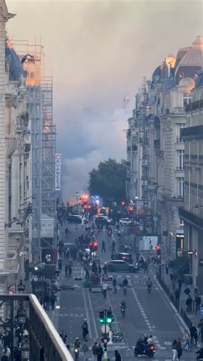What’s happening in Paris right now? 😳 The situation outside looks chaotic. Stay safe and keep your distance if things are getting out of control. https://t.co/1u3nn15U0Z