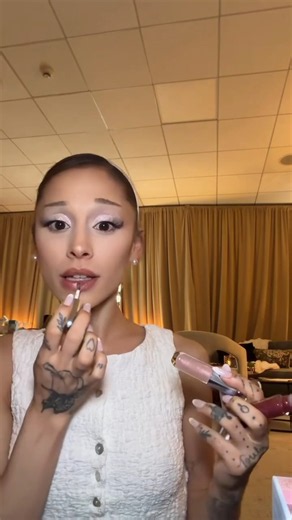 Ariana Grande Tries R.E.M. Beauty’s Sparkly Holiday Glossy Balm Trio Shades #arianagrandemakeup