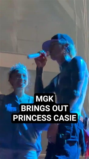 I see two princesses.😇mgk brings out his daughter Princess Casie during the final show of the tour!