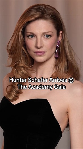 #hunterschafer brought old Hollywood glamour to tonight’s Academy Museum Gala in custom #prada. See more of the evening’s arrivals at the link in bio.