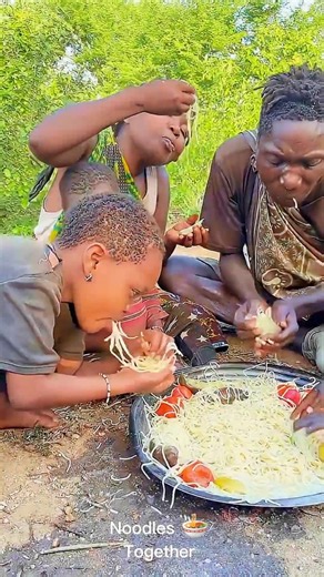 African Village Life | Beautiful Sharing Together ❤️🌿🍜#AfricanVillageLife #FoodSharing #hadzabetribe