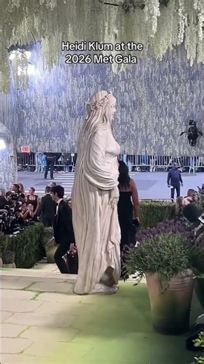 Heidi Klum Turns Herself Into a Living Statue at the 2026 Met Gala 🗿✨ #MetGala2026 #HeidiKlum