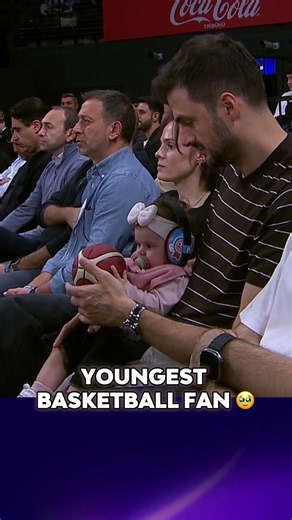 She is the YOUNGEST BASKETBALL FAN WATCHING Anadolu Efes vs Besiktas GAME