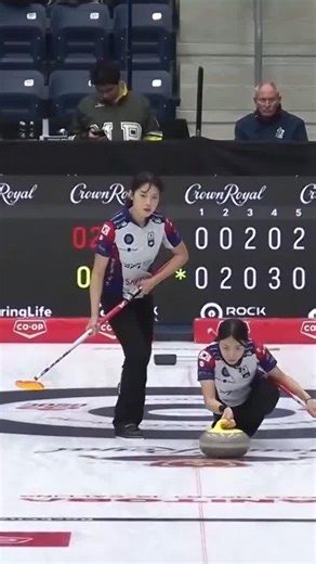 Grand Slam of Curling on Instagram: "Team Gim knocked off the hometown favourites Team Einarson 12-7 in their opening match... and this shot in the eighth end sure helped!"