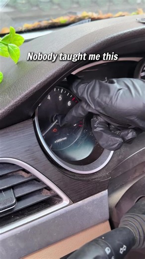 No computer or app needed—just plug it in and it'll tell you what's wrong with your car.#tiktokshopitalia #obd2 #scanner #checkengine #checkenginelight