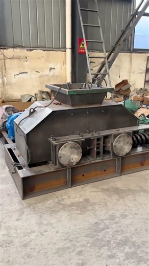 Double-roller sand making machine,adjustable output particle size from 0-5 mm.#Rollsandmakingmachine