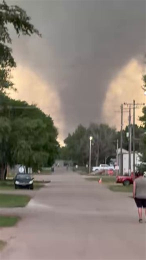 This making me want to watch 2008 Discovery Channel Storm Chasers all over again