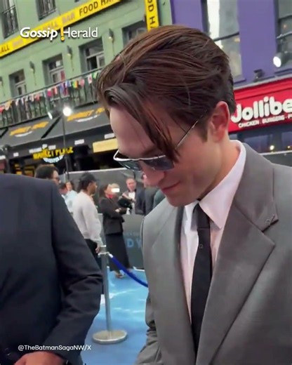 Robert Pattinson’s hilarious ‘Batman’ signing reaction goes viral 😂🦇 #shorts