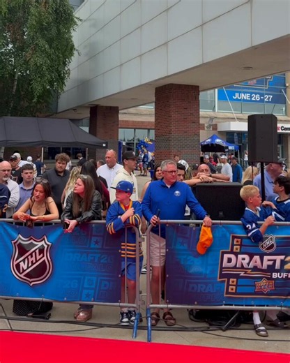 NHL Network is 𝐋𝐈𝐕𝐄 from the red carpet getting you ready for Round 1 of the 2026 @UpperDeckSports #NHLDraft! The #NHLTonight: 2026 NHL Draft Preview show begins at 5p ET on NHL Network.