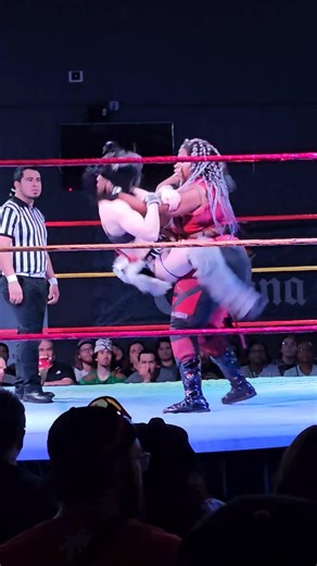 Sirena Veil locks in a triangle choke #womenswrestling