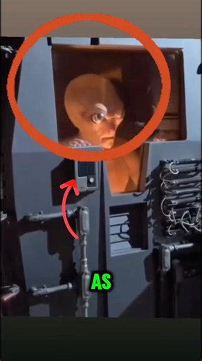 An alien walking freely on earth?!! 👽😱🤯