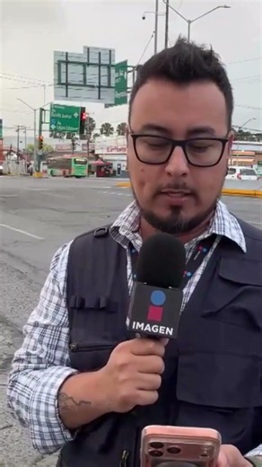 Camión destroza puesto de hamburguesas en Monterrey