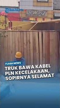 Diduga As Patah saat Belok, Truk Bermuatan Kabel PLN Terguling di Sunter