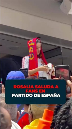 Rosalía saluda a fans en partido de España
