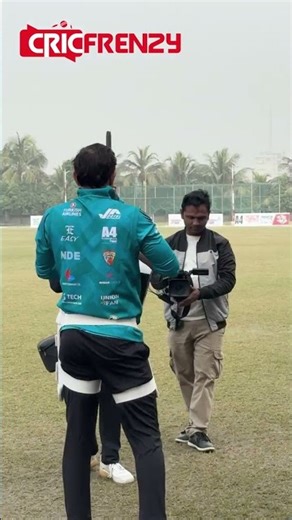 ব্যাটে নামার আগেই রংপুরের নতুন প্যাড-হেলমেট বুঝে নিচ্ছেন ইফতিখার, আনবক্স করেছেন নিজের হাতে