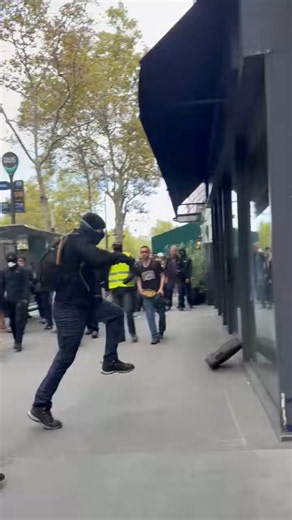 ulala🇫🇷エンジニア視点の時事解説：日仏の思考の違いを解く on X: "🇫🇷【パリ中心部で覆面集団が商店を破壊！ 高校生デモの裏でブラック・ブロックが行動開始！】 顔を覆い、手袋を着用し、装備を整えた集団が街中に！ 10月13日、パリのサン・ミッシェル大通り周辺で、黒ずくめの集団による商店の破壊行為が報告されています こうした集団は「ブラック・ブロック」と呼ばれ、フランスのデモではたびたび問題になっています ブラック・ブロックとは、黒い服装や覆面で身元を隠す抗議行動の手法で、特定の組織名ではありません 今回の映像に映る人物の所属や政治的立場は確認できていません 教育環境の改善を求める高校生たちの抗議と、商店を破壊する行為はまったく別のものです 平和的なデモの陰で、街の商店が被害を受けるのです なぜ、教育を良くするためのデモで、無関係な商店が壊されなければならないのでしょうか？ https://t.co/FR5ksqiLcC" / X