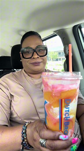 Mango Parfait 😋😋😋😋🔥 Absolutely Delicious 😋 Dutch Bro’s 👍🏽 #fyp #exp #viral #smoothie #drinkreview @Dutch Bros Coffee