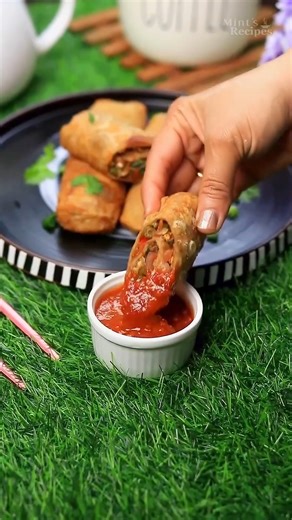 Reshu Drolia | Mints Recipes on Instagram: "Aaj main bana rahi hu tasty Atta Spring Roll Recipe 😍 Do Comment ACHI BANI HAI if you loved INGREDIENTS:👇 For the wheat flour dosa batter: • 2+½ cups wheat flour • ½ cup semolina • 1 tsp Eno (fruit salt) • Salt to taste • ¾ cup or 150gm yogurt • 2 tsp oil • Approximately 400ml water For the stuffing: • ½ cup shredded cabbage • ½ cup sliced onion • 2 tbsp finely chopped spring onion • ¼ cup julienne-cut carrot • ¼ cup julienne-cut green capsicum • ¼ c