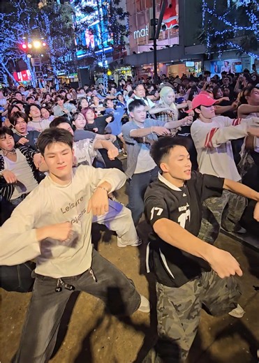 ห้ามขยับจับนะ! เต้นแรงในสยามสแควร์