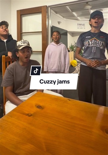 Dinner always turns in to jam sesh when the cuzzies are over 🥰 Waiata- Nga takere o te kaupapa Waka #cousins #jam #māori #waiata #kaupapawaka