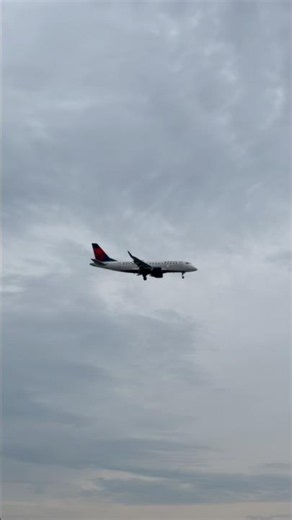 Delta's Embraer 175 landing at LaGuardia❤️ #aviation #planespotting #deltaairlines #embraer #photo