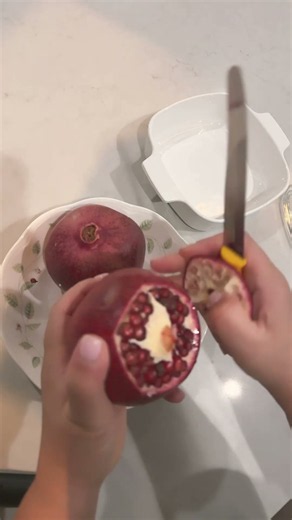 How to eat pomegranate seeds! #garden #harvest #red #howto #youtubeshorts