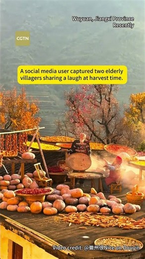 Shared laughter warms an autumn day in Wuyuan