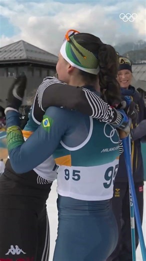 When Brazil's Bruna Moura embraced fellow athletes as they crossed the finish line! 🥹🫂