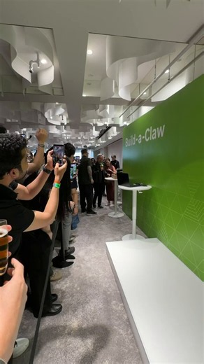 RT @NVIDIAAI: First stop in Japan: Build-a-Claw. 🇯🇵Jensen made a surprise stop in the heart of Tokyo to meet with devs, give away some DG…