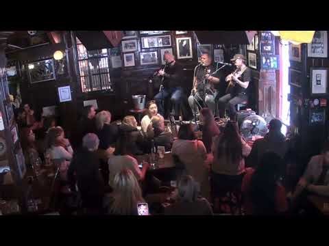 This is the Most Iconic Song in Dublin 🇮🇪 | Dirty Old Town at Temple Bar