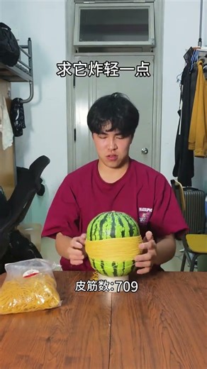 Record the whole process of breaking a watermelon with a rubber band