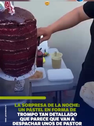 ¡La taquería llegó hasta la mesa de postres! 🌮🍰 En una fiesta, el pastel dejó de ser el típico bizcocho y tomó la forma de un trompo al pastor. Para repartirlo, cortaban la porción como si fuera carne, la servían en una tortilla de crepa y la acompañaban con mermelada y chocolate. ¡Una versión dulce de los tacos que no pasó desapercibida! 😂🍫 Vía: @tacoroyalty #Pastel #TrompoDePastor #Fiesta #VideosVirales