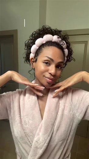 Nioby Monroe | Model | Beauty & Fashion Creator | UGC on Instagram: "Bedtime skincare routine 🫧🧖🏾‍♀️🎀 Let’s get ready for bed! My winter hydrating bedtime skincare routine is all about deep moisture, repair, and waking up with plump, glowing skin ar in love with my current hydrating skincare routine especially with this cold winter weather we’re having in Maryland. I start by cleansing with the Byroe Kiwi Detox Gel Cleanser, followed by the Byroe English Breakfast Toner to gently purity and 