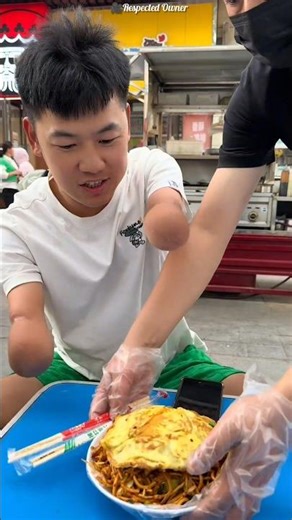 This boy has a lot of trouble eating food #shortsvideo