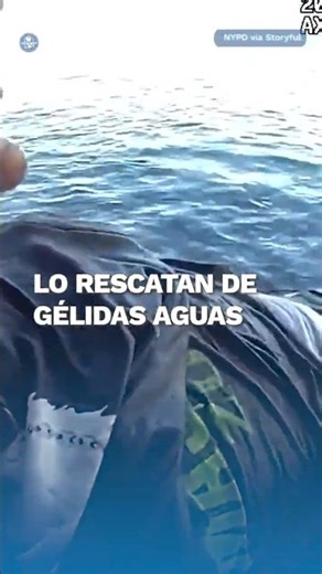 ¡Lo salvan de morir congelado! Rescatan a una persona de las gélida aguas de Brooklyn #shorts